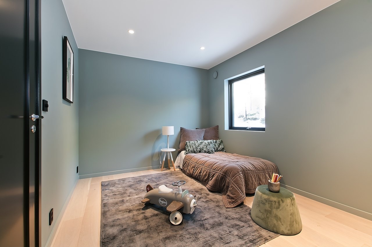 Alle rommene er malt i delikate farger. Det er vannbåren varme i alle gulv i boligen Galleribilde