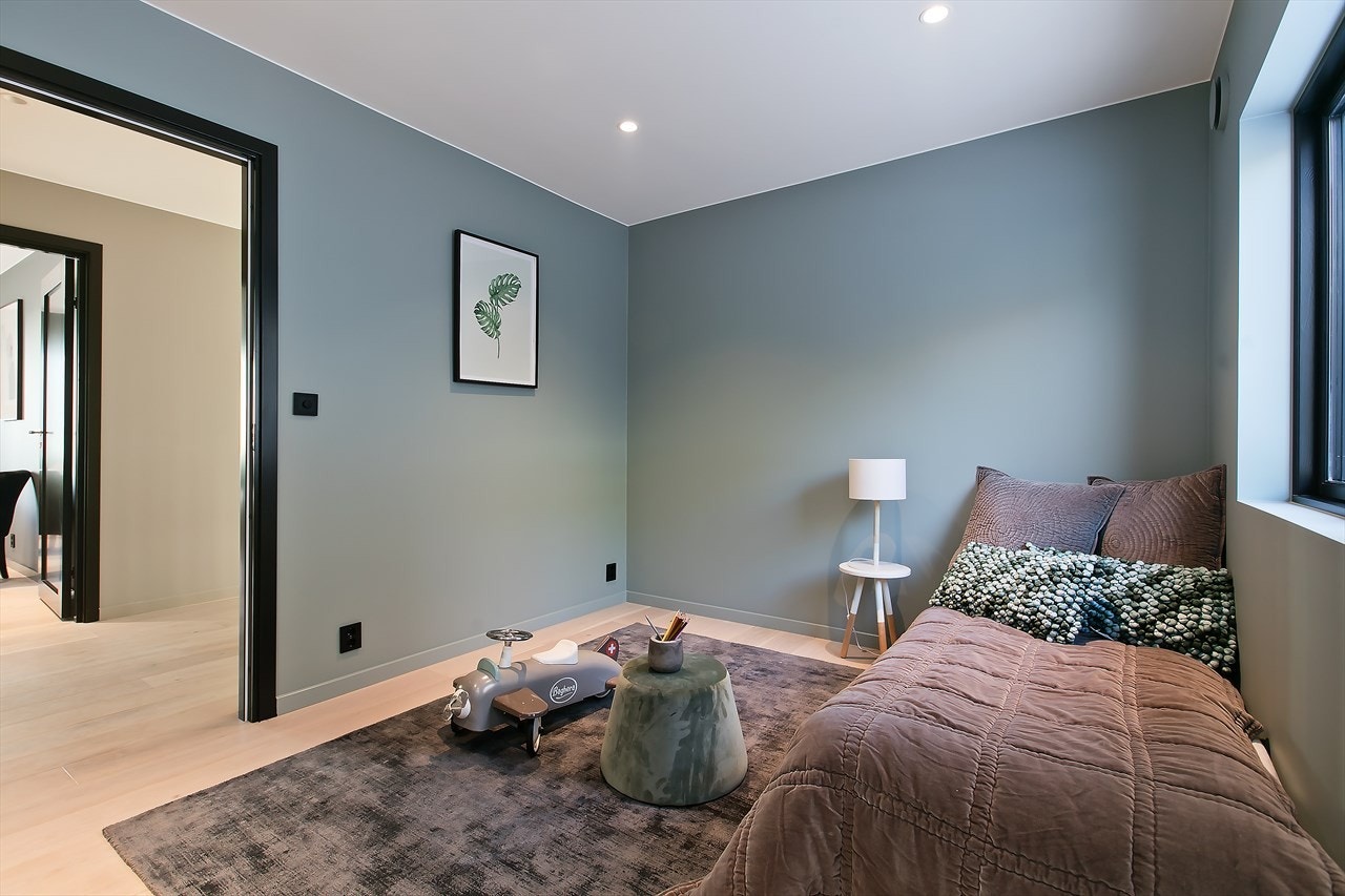 Soverom 2 er av god størrelse, med god plass til seng, skap, skrivebord m.m Galleribilde