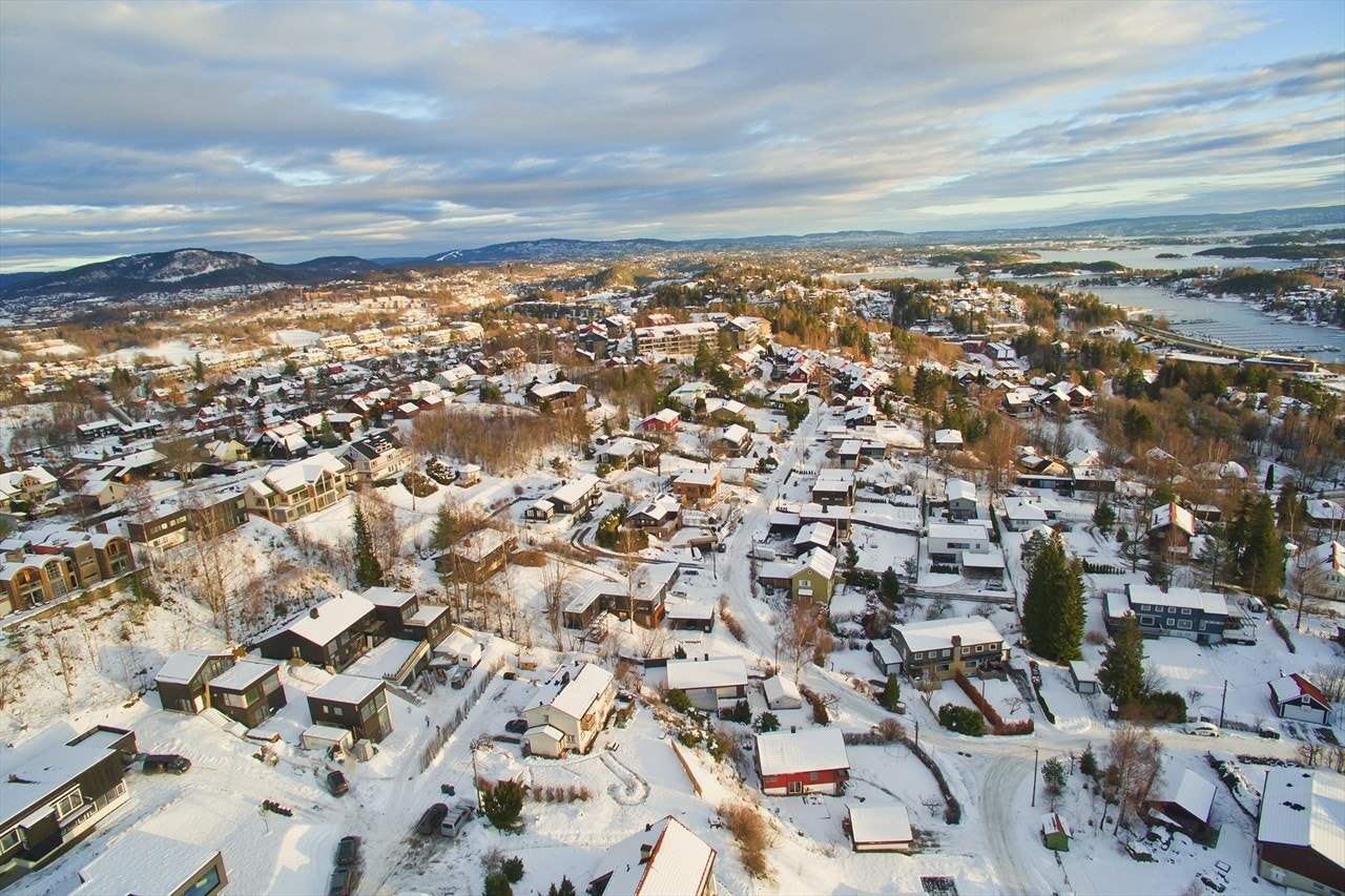 God offentlig kommunikasjon med gangavstand til Billingstad togstasjon, ca. 10 min. gange (1,2 km). Toget bruker ca. 22 minutter til Nationaltheatret og 9 minutter til Asker. I tillegg er det ca. 15 min. gange til bussholdeplass på Billingstadsletta Galleribilde