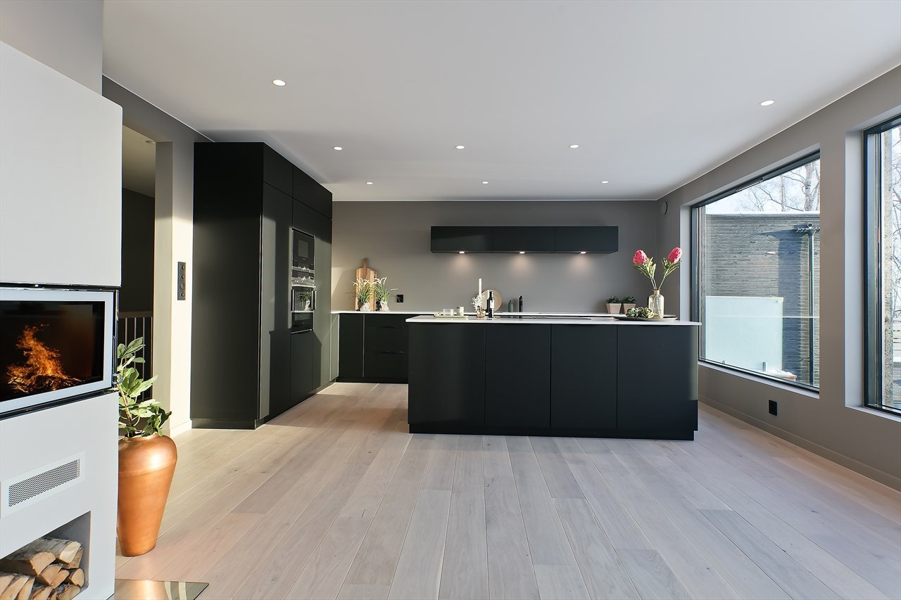 Kjøkkenet er designet og innredet med tanke på funksjonalitet, og er et meget hyggelig oppholdsrom, samt et naturlig samlingspunkt i boligen Galleribilde