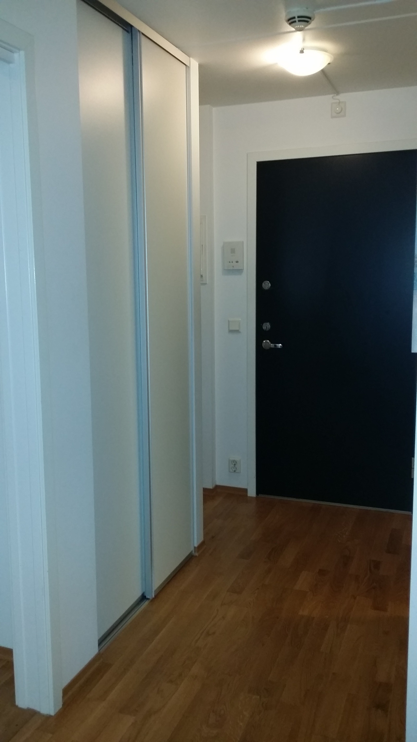 Stort garderobeskap i gangen Galleribilde