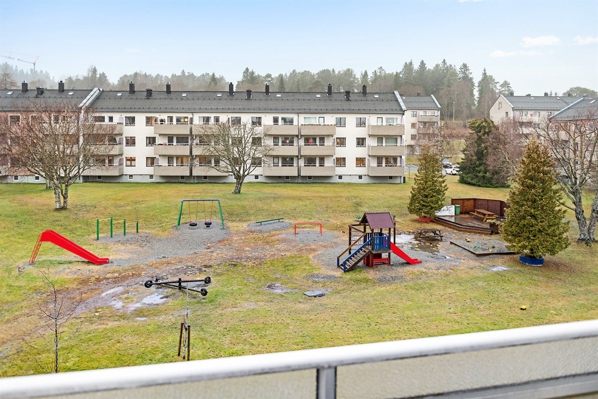 Borettslaget tomt er pent opparbeidet med internveier, plen og lekeplass Galleribilde
