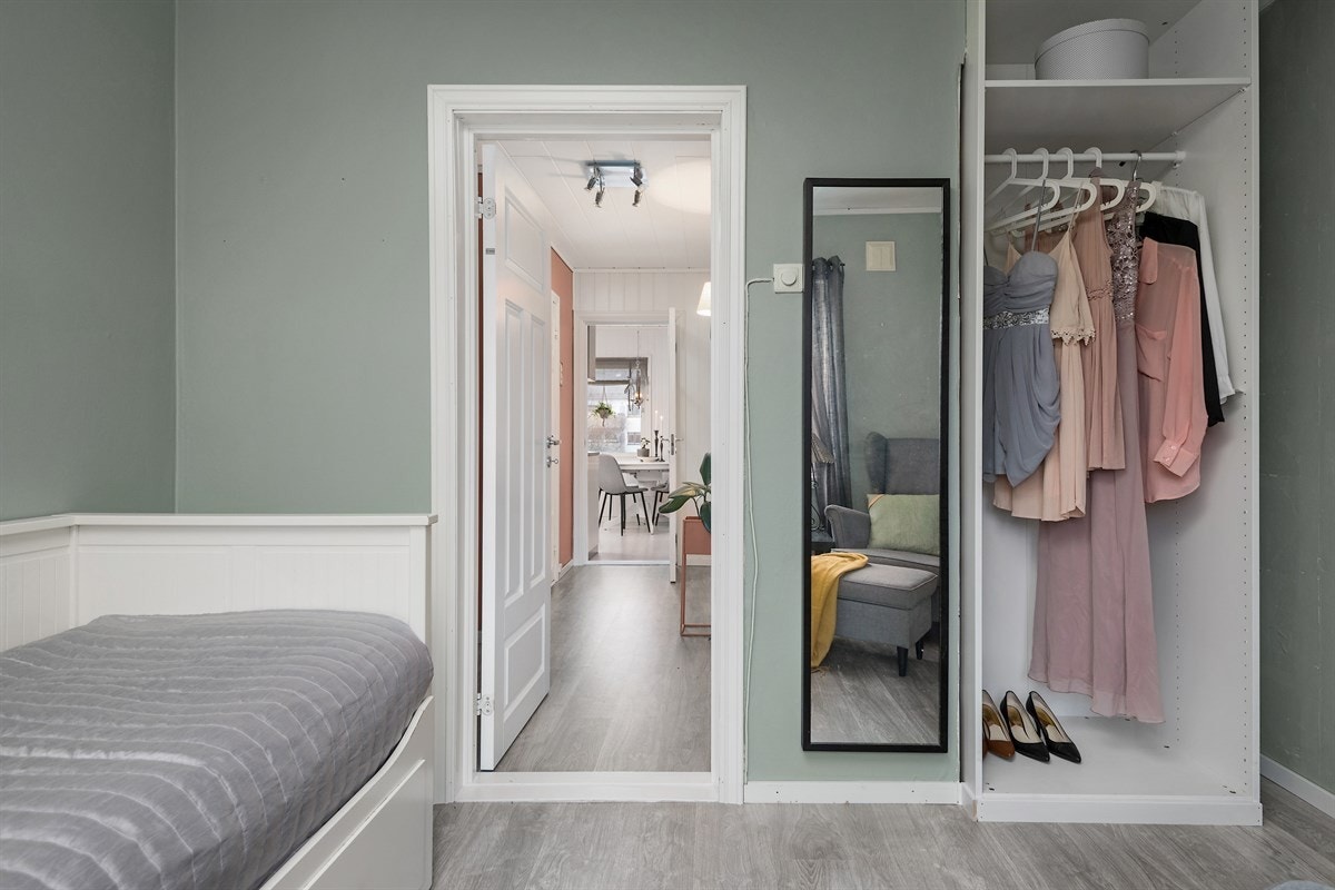 Det er godt med plass for oppbevaring og møbleringsmuligheter på soverommet Galleribilde