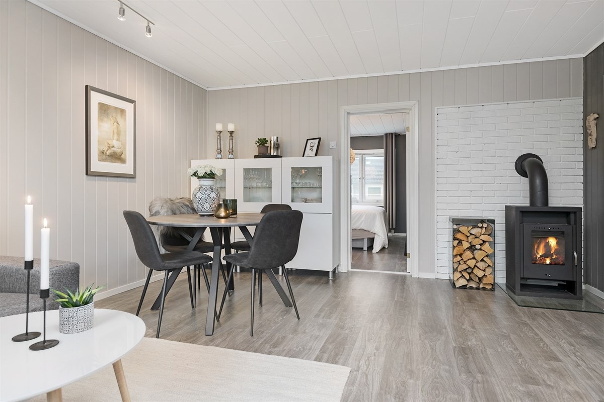 Stuen oppleves som romslig og har rikelig med møbleringsmuligheter Galleribilde