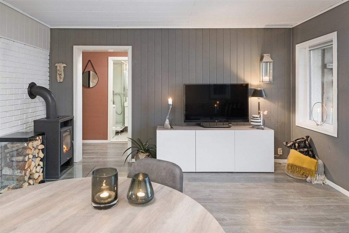 Stuen er svært innbydende med lyse overflater. Hele leiligheten har nytt gulv og malt tak i 2018 Galleribilde