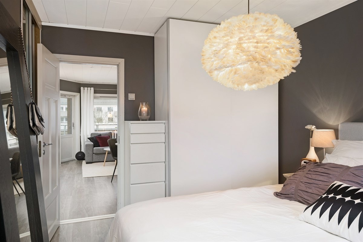 Soverommet er arealeffektivt og har godt med plass til seng og skyvedørsgarderobe Galleribilde