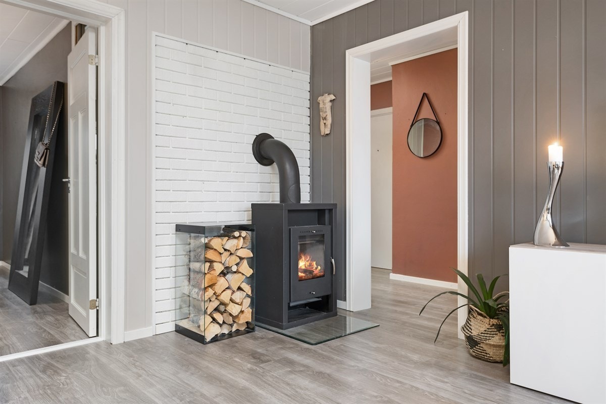 I stuen er det en stemningsfull peisovn for ekstra varme og hygge Galleribilde