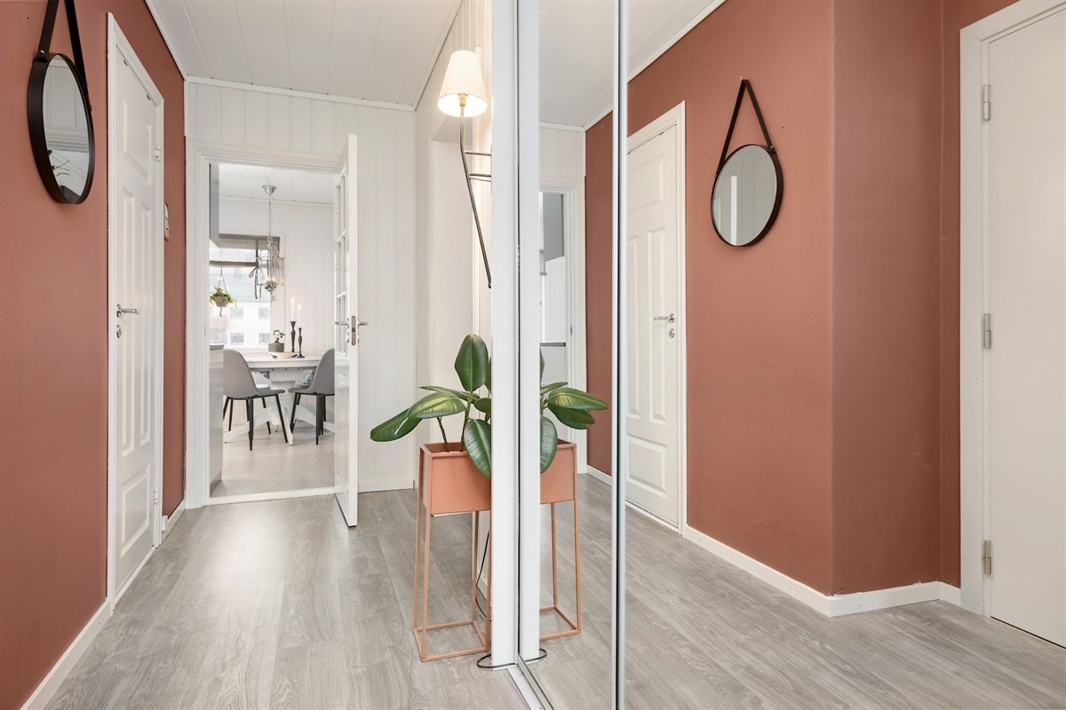 Hyggelig entrè på 6 kvm med skyvedørsgarderobe og porttelefon Galleribilde