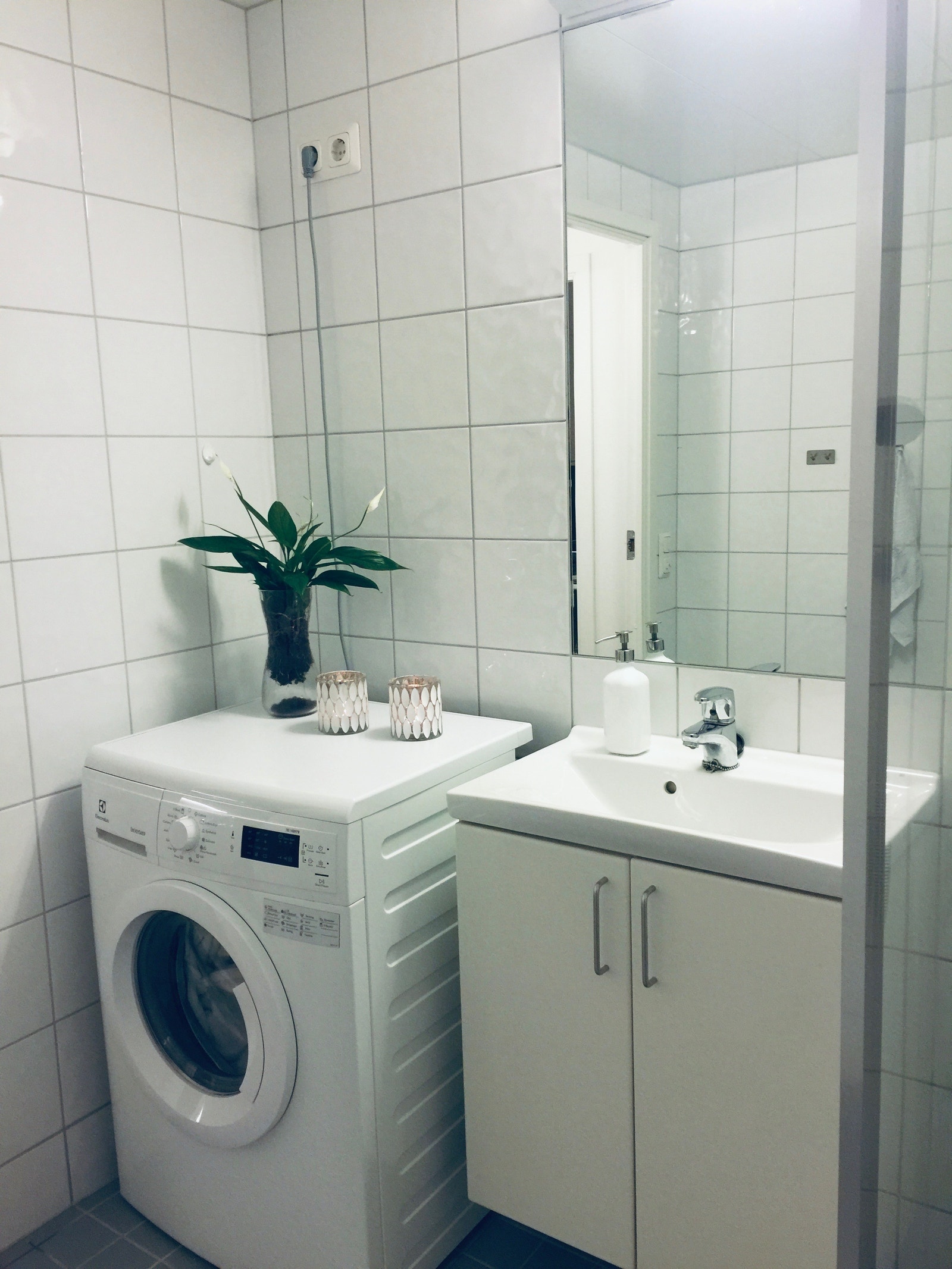 Bad med vaskemaskin Galleribilde