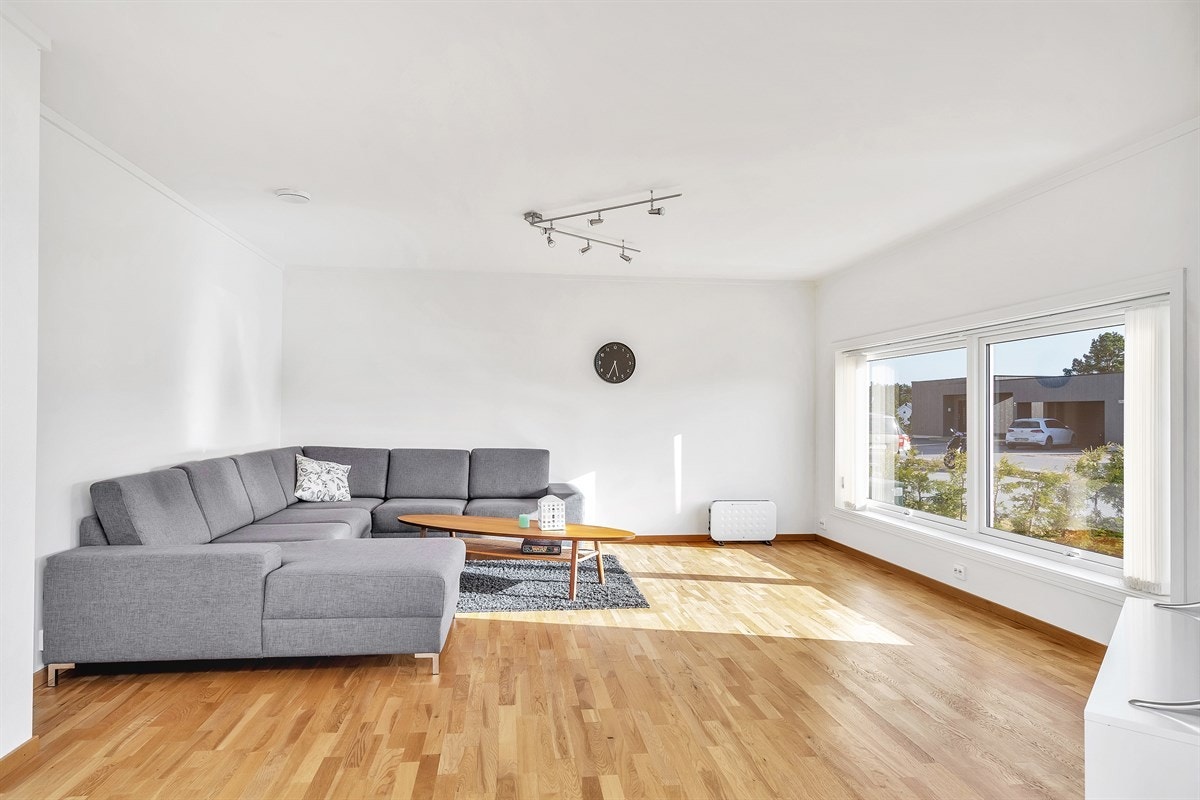 Stuen er romslig med store vinduer Galleribilde