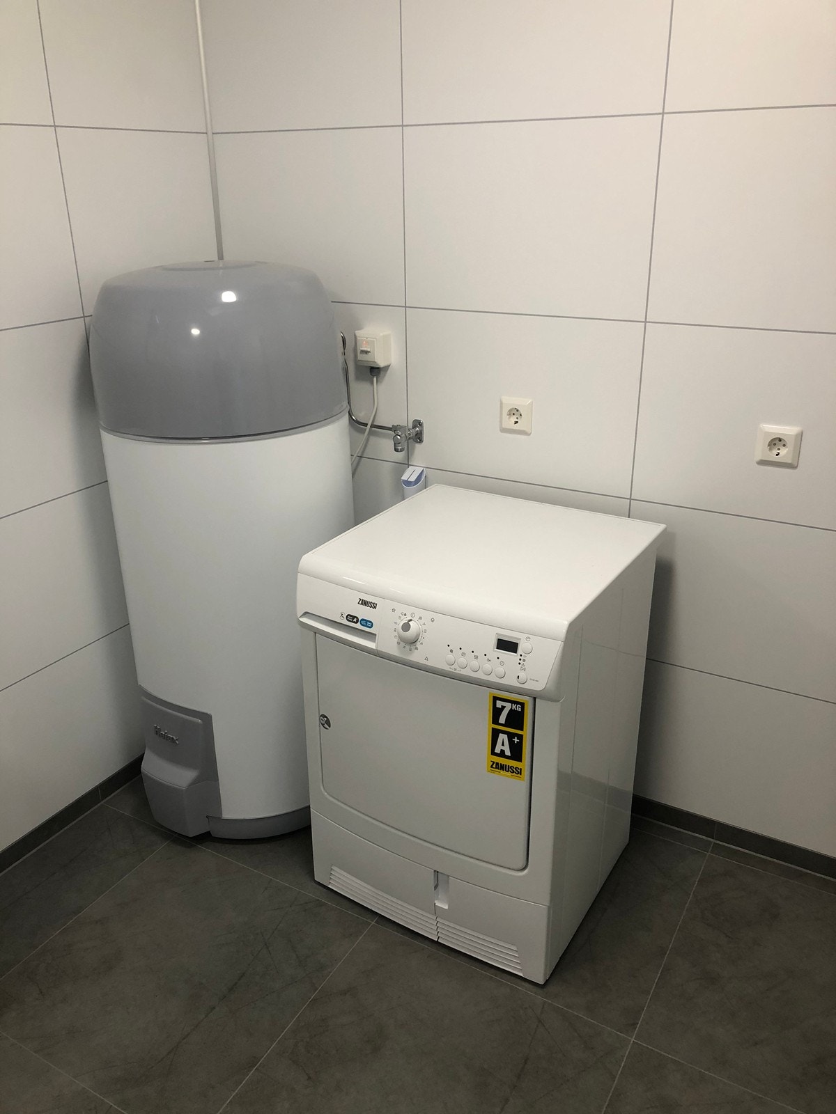 Egen varmtvannstank/opplegg vaskemaskin/tørketrommel medfølger Galleribilde