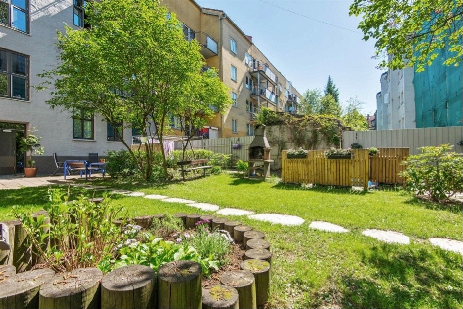 bakgård med sitteplasser, lov å grille Galleribilde