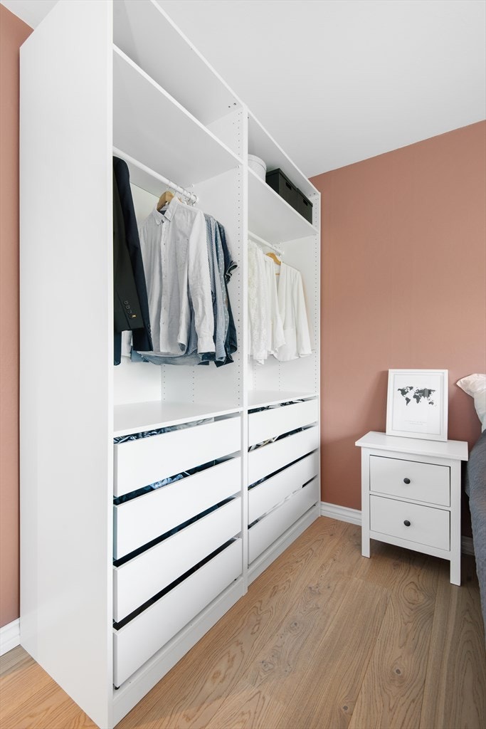 Godt med oppbevaring på hovedsoverom Galleribilde