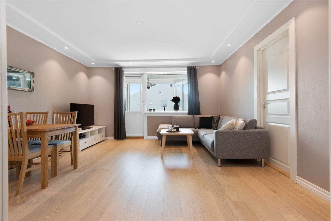 Stor stue med utgang til balkong Galleribilde