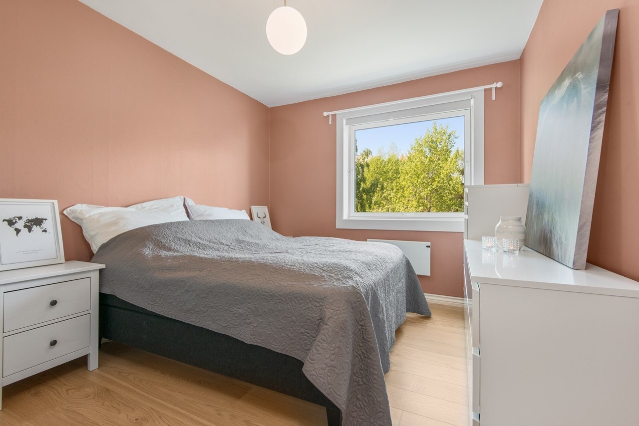 Hovedsoverom med god plass til dobbeltseng Galleribilde