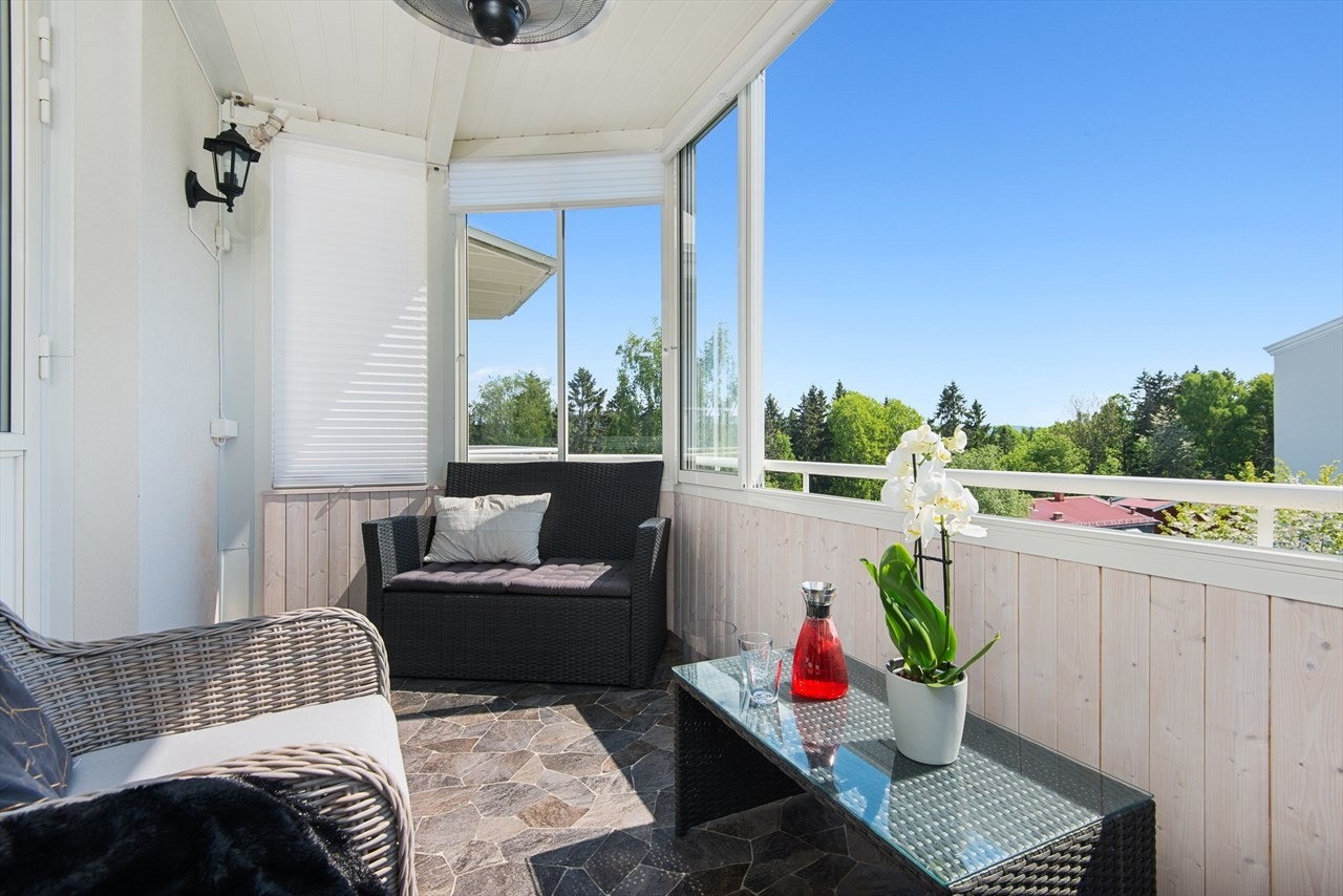 Romslig og solrik balkong Galleribilde