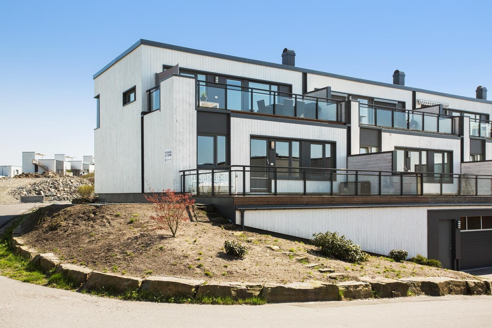 Fasade. Nedkjøring til felles parkeringskjeller. Galleribilde