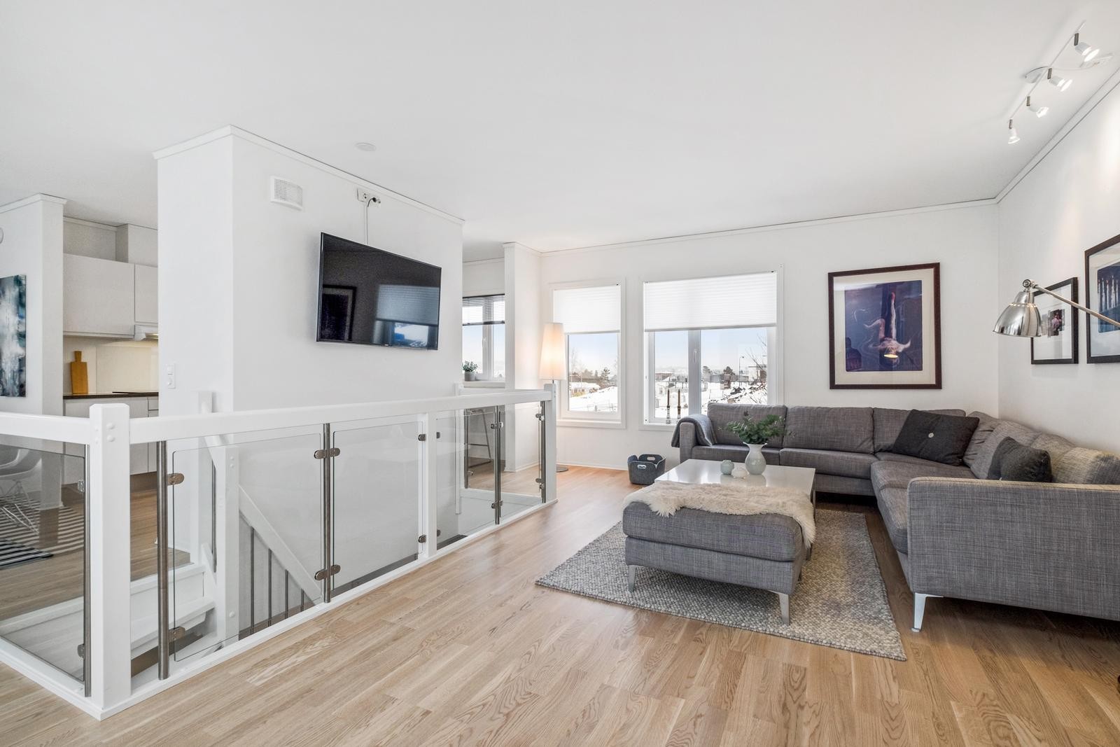 Stue med vedovn og utgang til veranda med nydelig utsikt Galleribilde