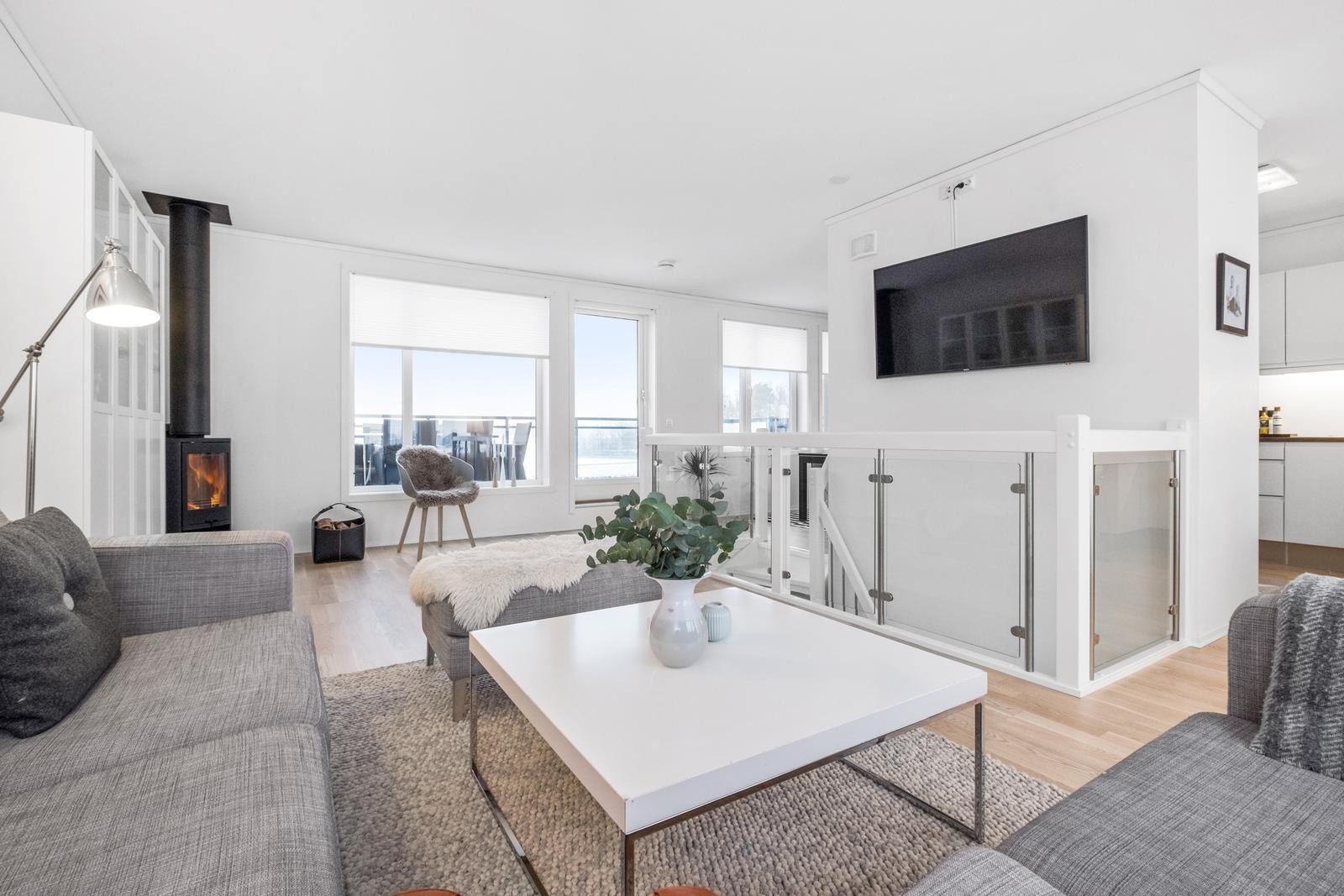 Stue med vedovn og utgang til veranda med nydelig utsikt Galleribilde