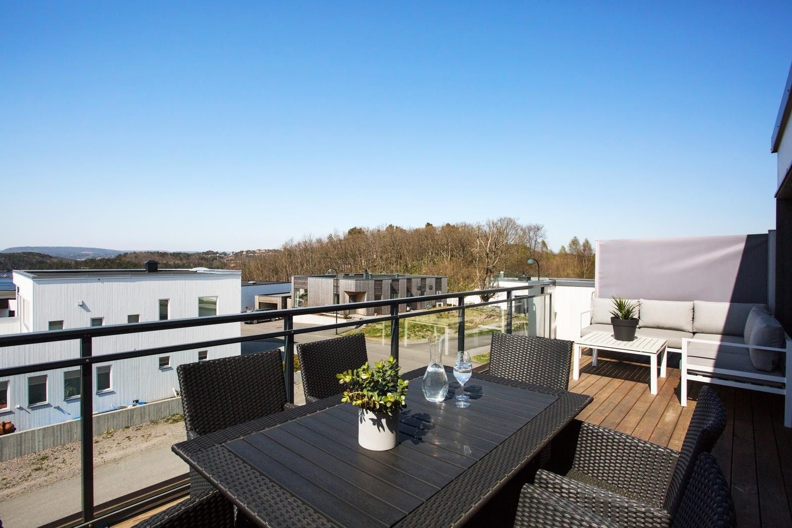 Flott uteplass direkte ut fra stue - nydelig sjøutsikt her! Galleribilde