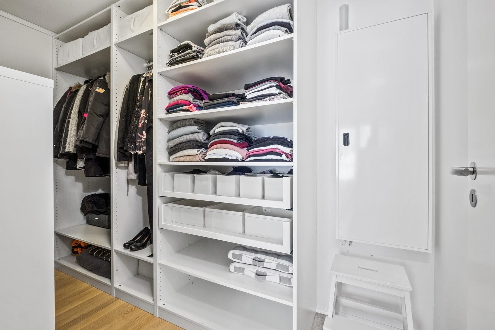 Stor garderobe i tilknytning til hovedsoverom. Galleribilde