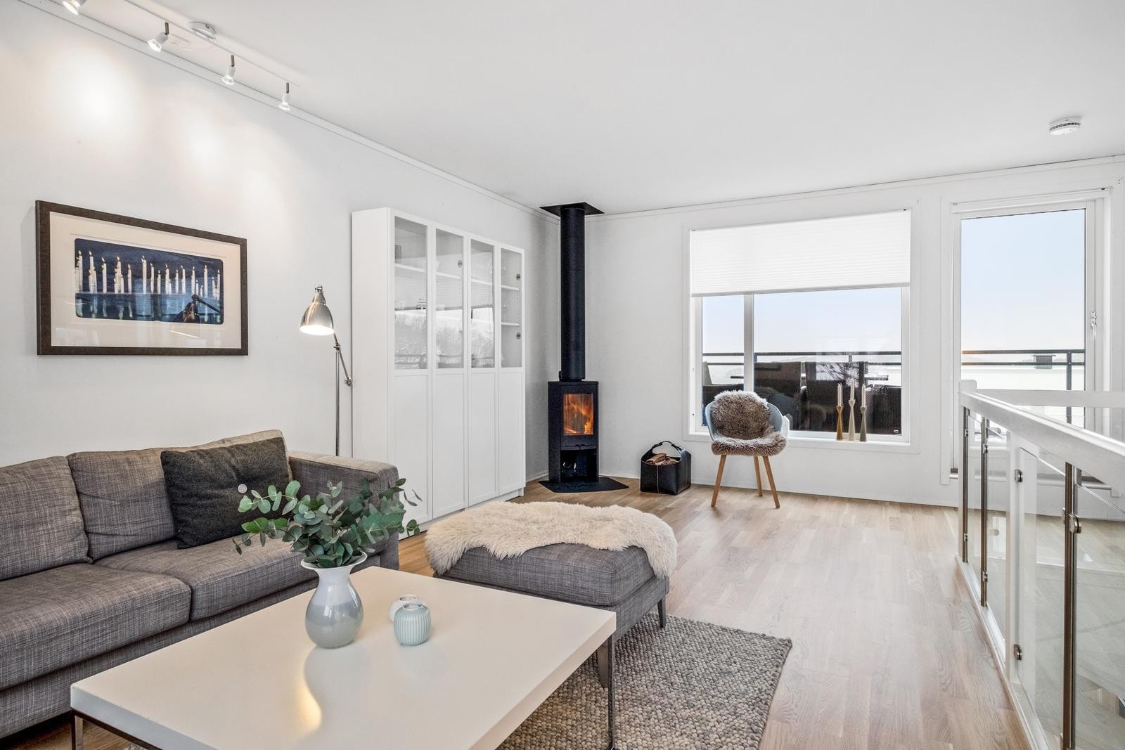 Stue med vedovn og utgang til veranda med nydelig utsikt Galleribilde