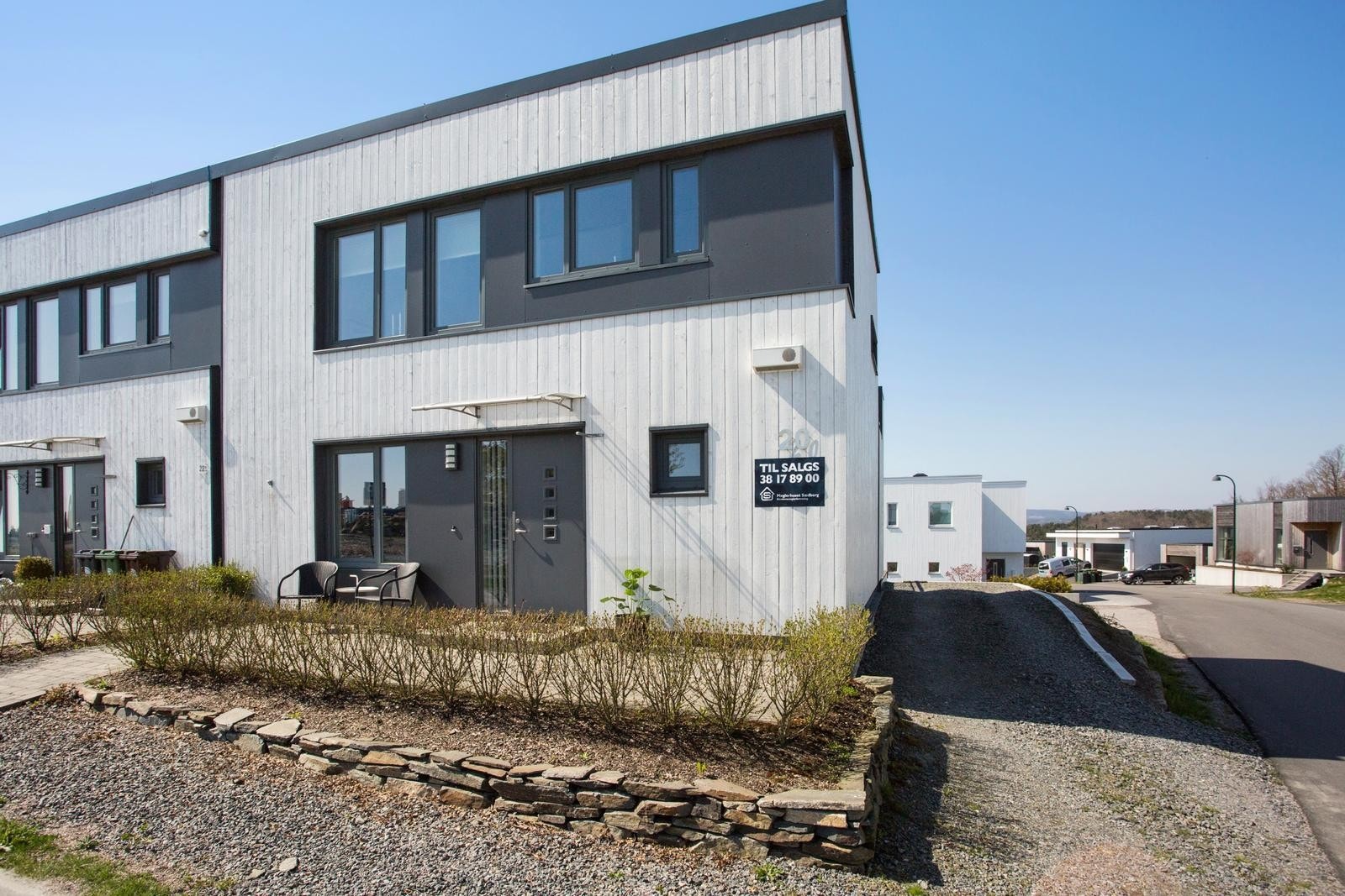 Fasade og lettstelt tomt Galleribilde