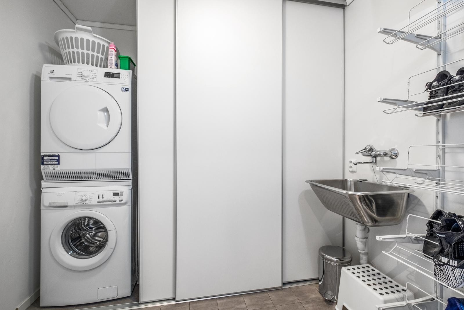 Vaskerom med praktisk skyvedørsløsning Galleribilde