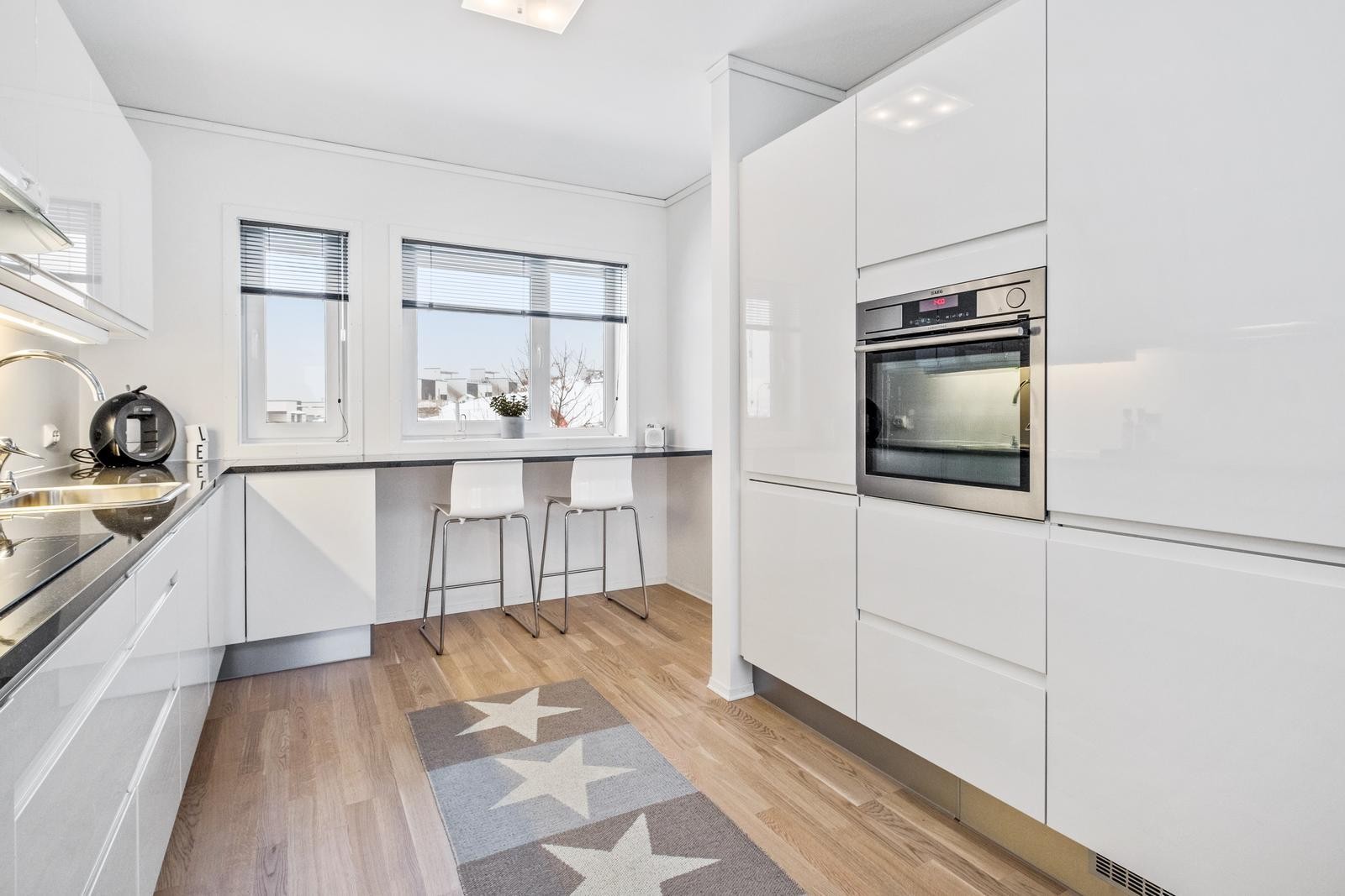 Lekkert kjøkken med fullintegrert innredning fra HTH. Spiseplass. Galleribilde