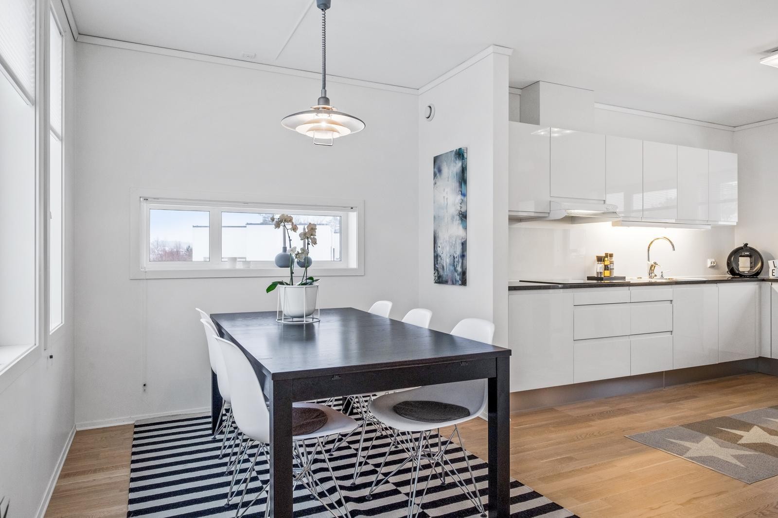 Spiseplass ved kjøkkenet Galleribilde