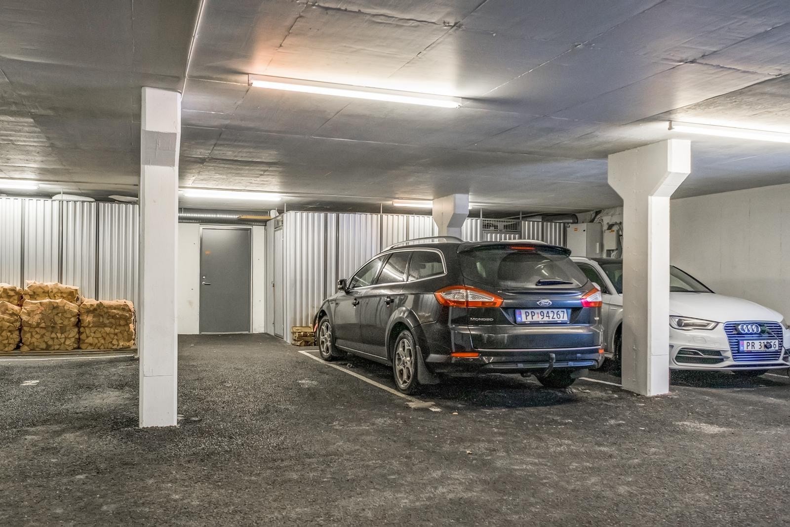 Biloppstillingsplass og bod i kjeller Galleribilde