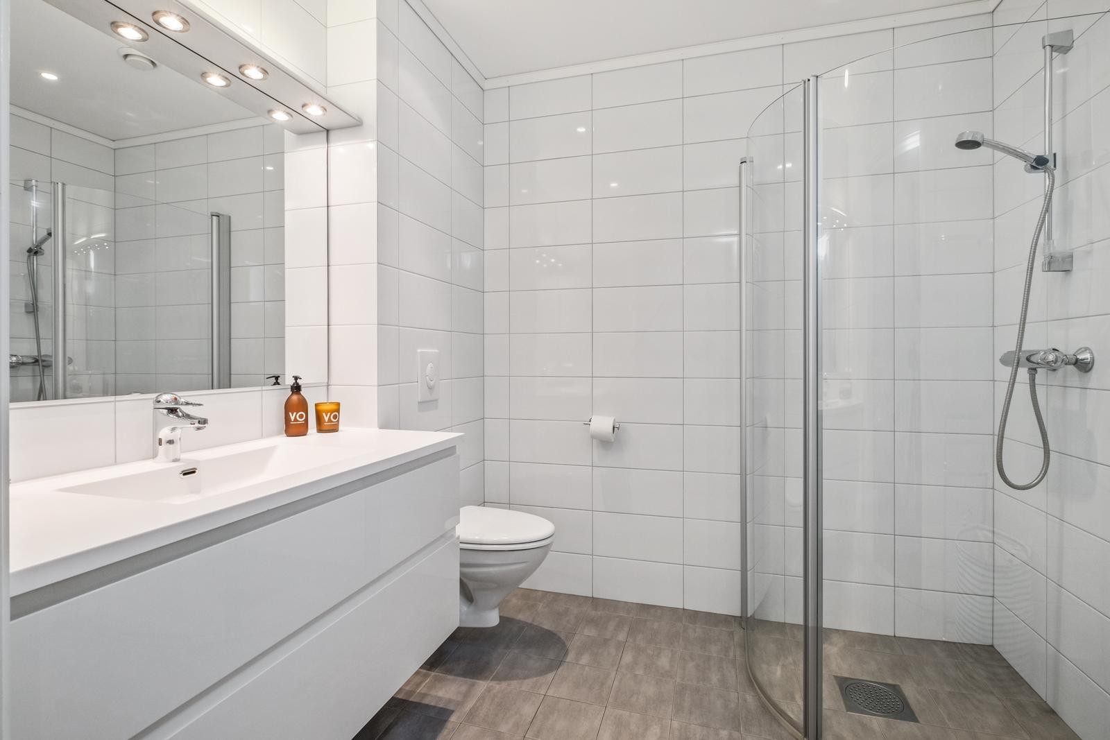 Meget pent fliselagt dusjbad Galleribilde