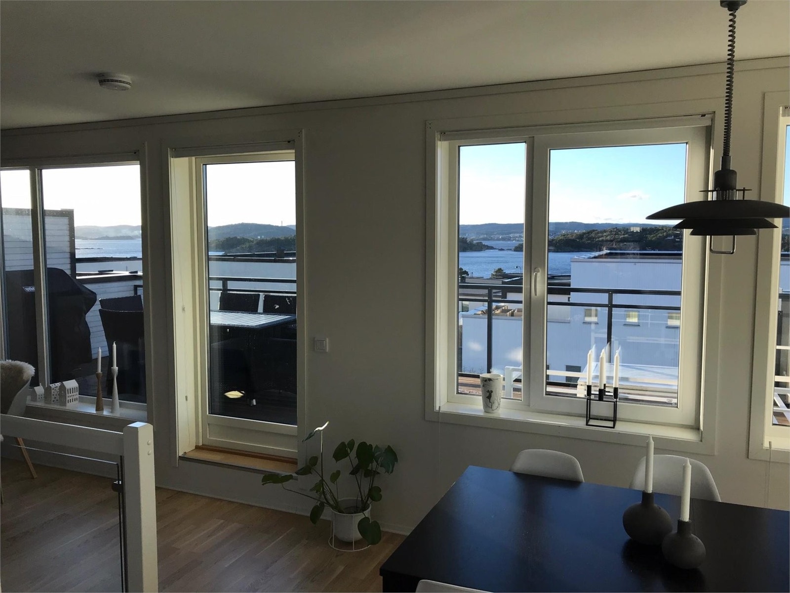 Nydelig sjøutsikt fra stue og spiseplass Galleribilde