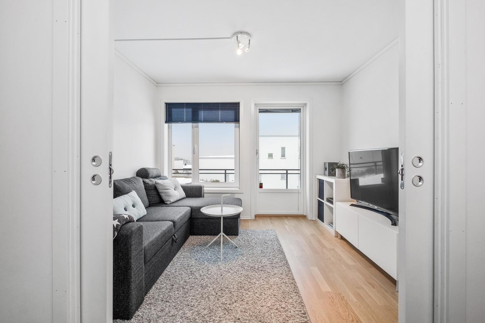 Stue i 1.etasje. Utgang til fin uteplass også her. Galleribilde