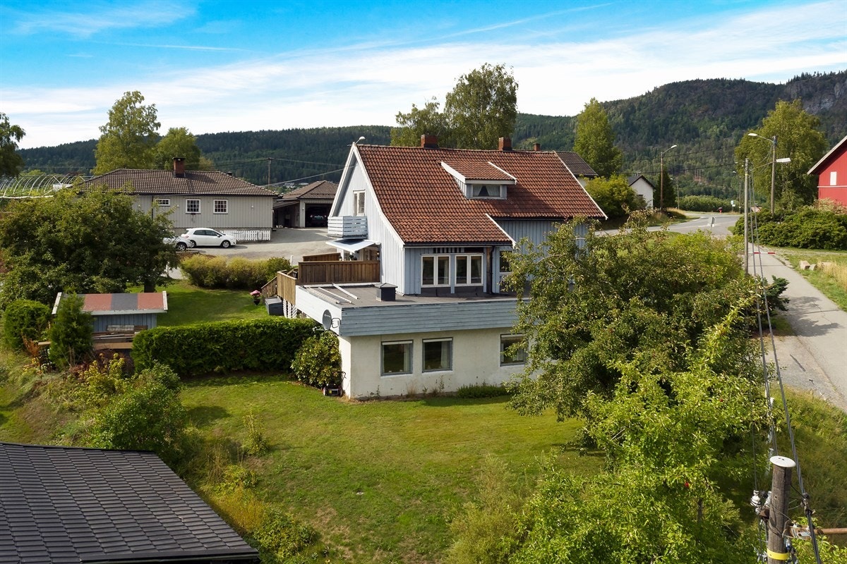 Tomten ligger fredfullt og landlig til, med utsikt over et idyllisk jordbrukslandskap. Galleribilde