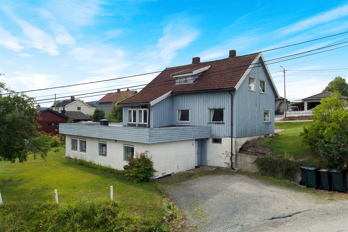 Boligen har en utleiedel i underetasjen og parkering på egen gårdsplass. Galleribilde