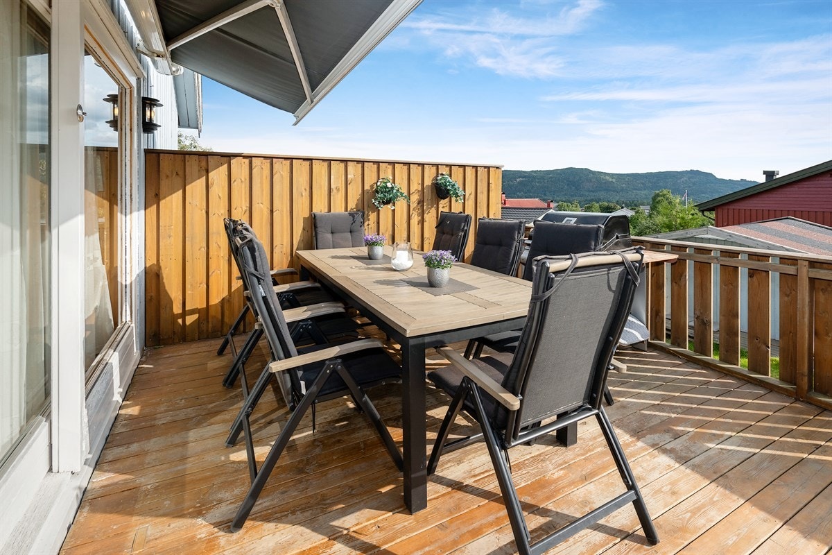 Solforholdene er meget fine, mens en markise gir mulighet for skygge. Det er god plass for det hagemøblementet du måtte ønske. Galleribilde