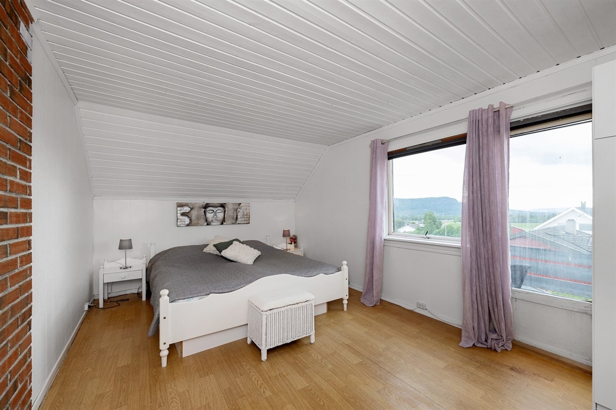 Hovedsoverommet har utgang til en koselig balkong på ca. 3 kvm. Galleribilde