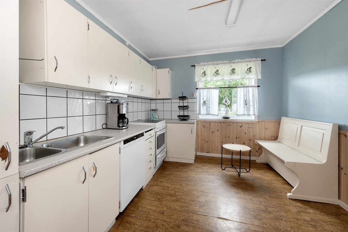 Innredningen har god skapplass, slette fronter og laminatbenkeplater med en nedfelt dobbel oppvaskkum. Veggen ovenfor er flislagt og det er montert benkebelysning og frittstående hvitevarer. Galleribilde