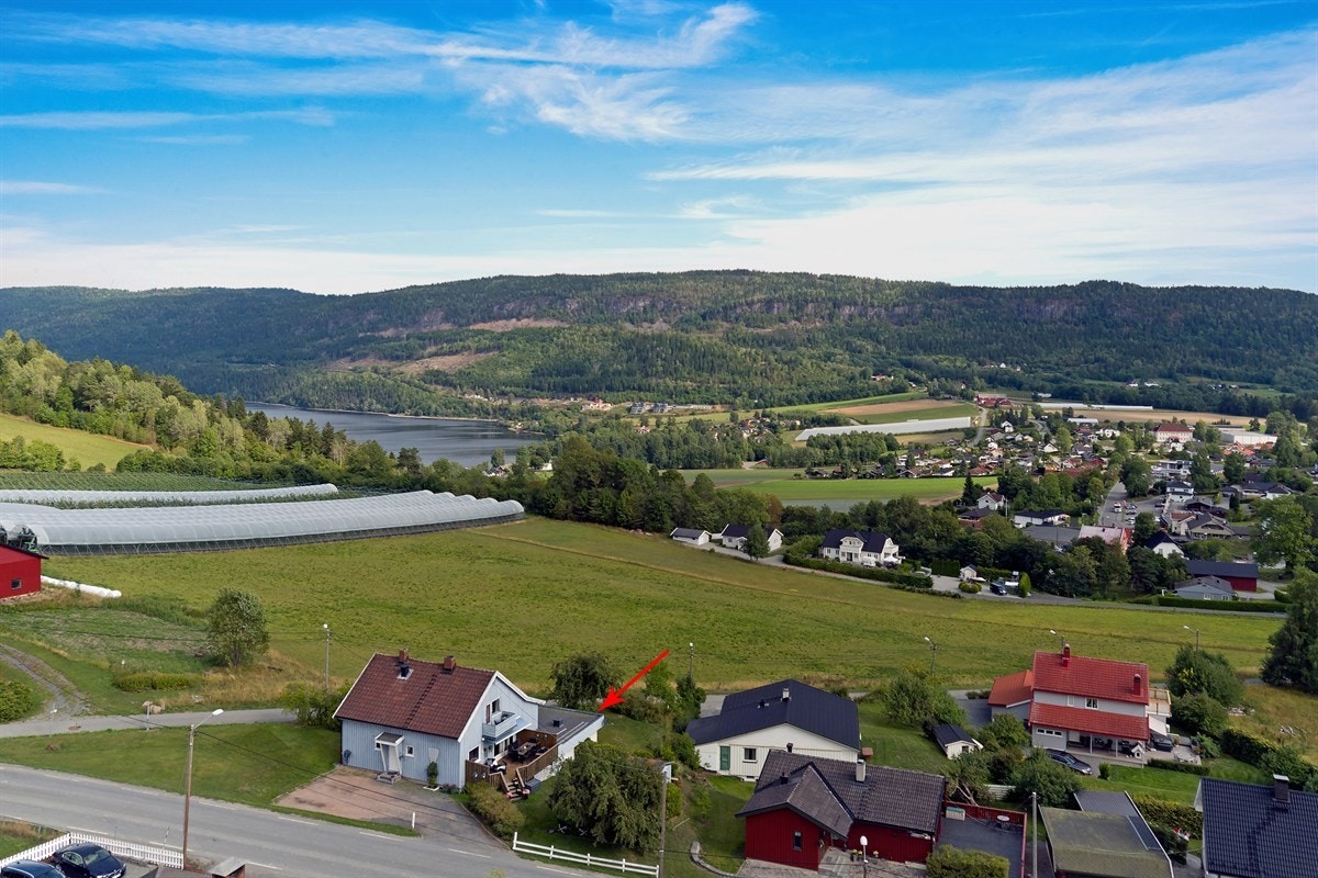Privatmegleren ved Jørgen Braathen Becher og John Granly Steen har gleden av å presentere denne store tomannsboligen over 3 plan med utleiedel som gir leieinntekter på kr. 10 000,- pr.mnd beliggende i Sylling i Lier. Galleribilde