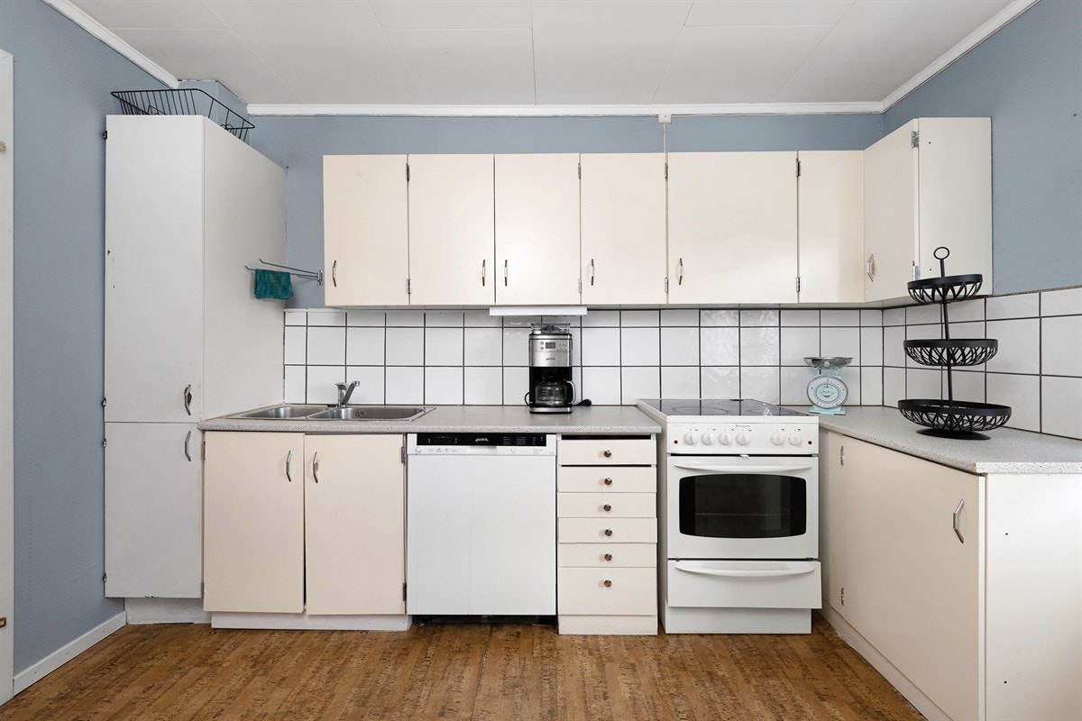 Kjøkkenet har en eldre innredning som tidligere var montert i boligens hoveddel. Galleribilde