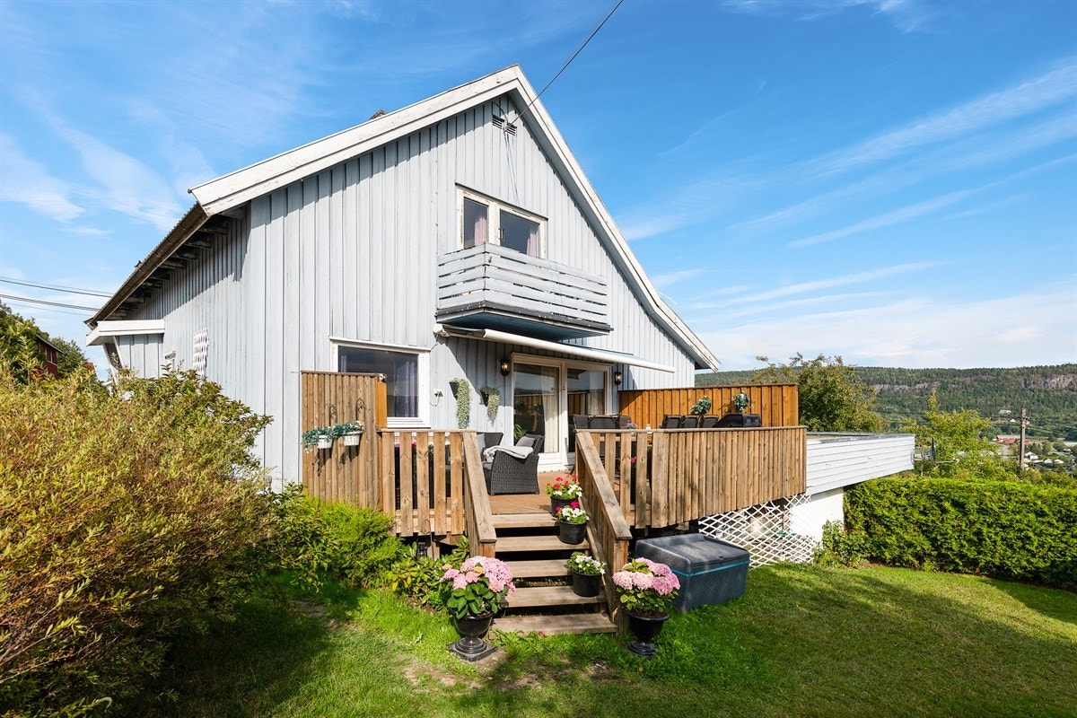 Tomannsboligen ligger i stille, landlige omgivelser kun ca. 800 meter fra Sylling sentrum i Lier kommune. Galleribilde