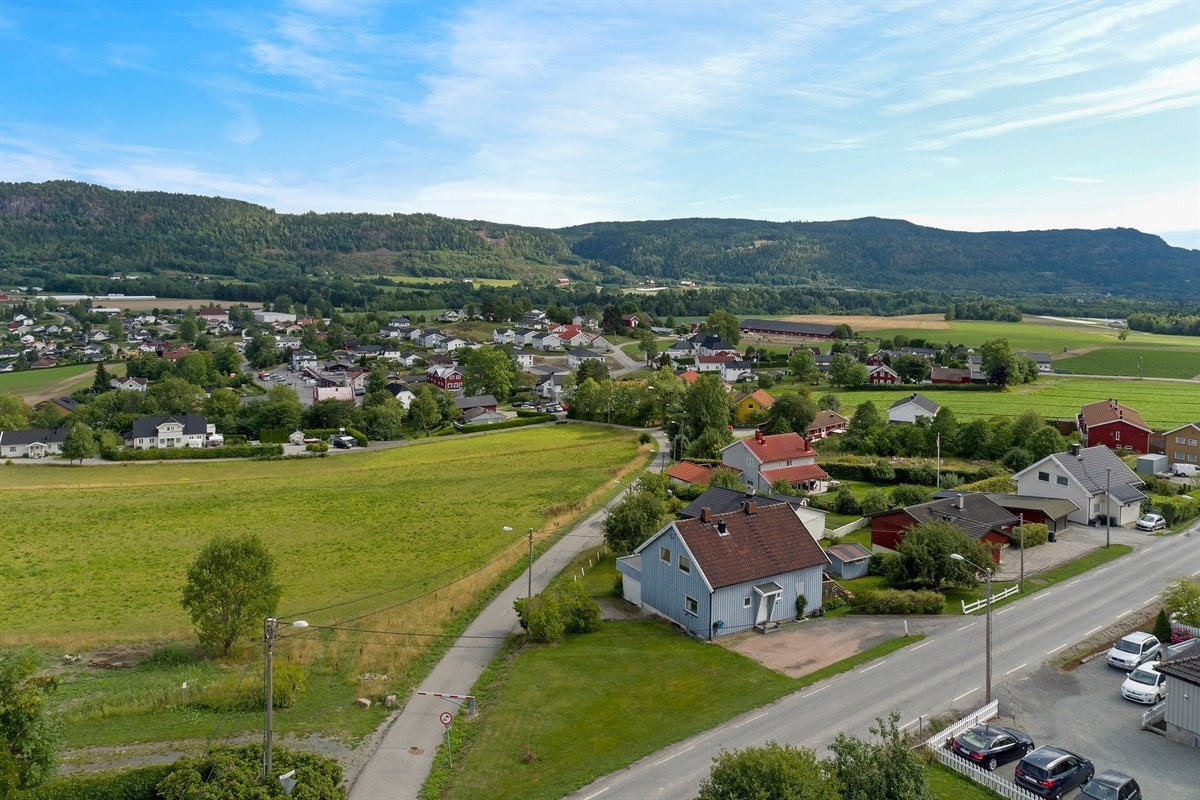 Boligen ligger på en solrik, skrånende tomt med flotte utsiktsforhold, noe som kan nytes fra en lun terrasse og en liten balkong. Galleribilde