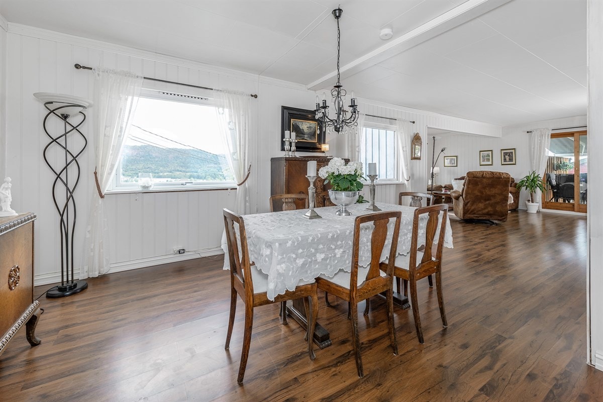 Tomannsboligen har en luftig og omfangsrik stue i første etasje. Galleribilde