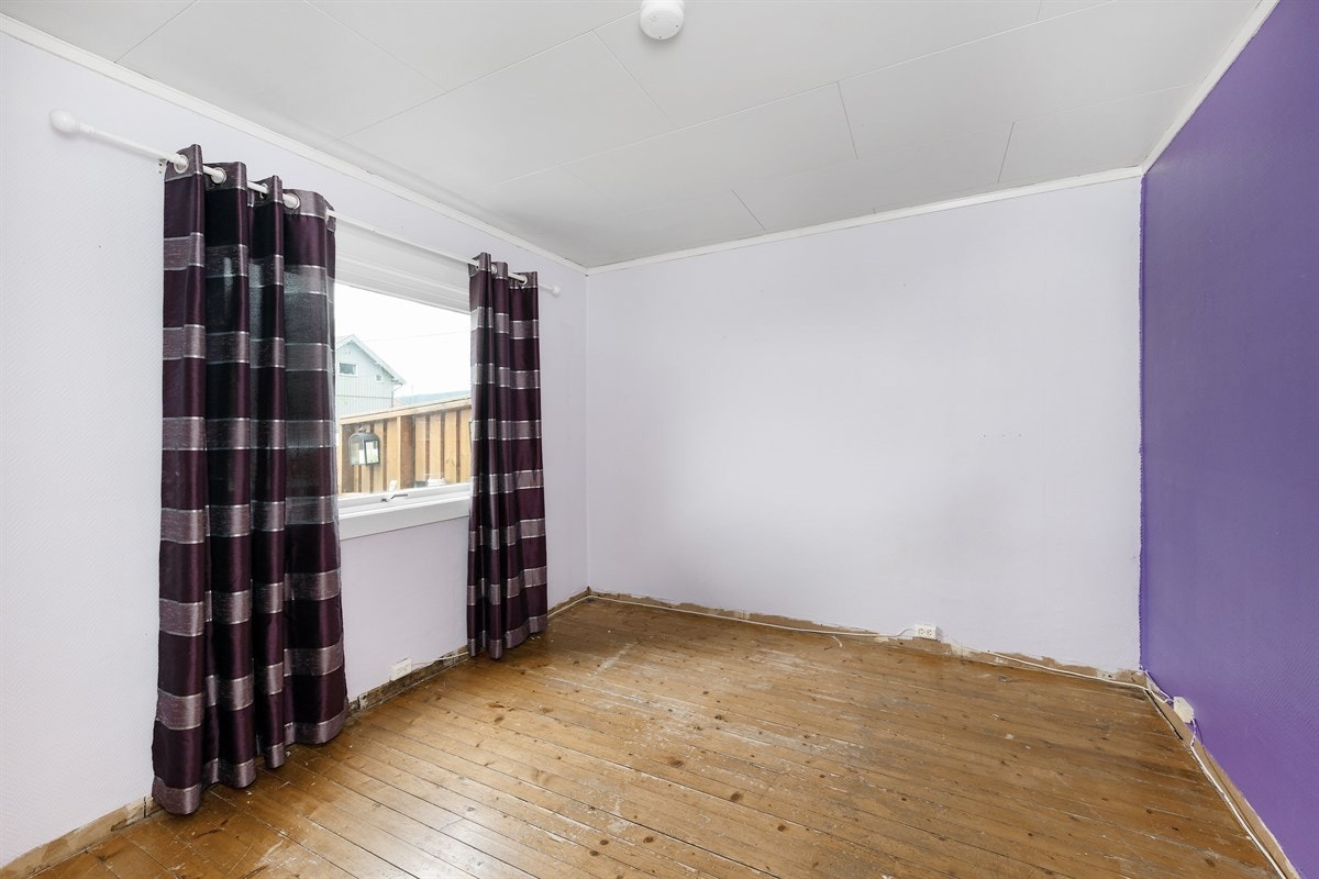 Hoveddelen til tomannsboligen har 5 soverom, hvorav fire ligger i andre etasje og et i hovedetasjen. Galleribilde