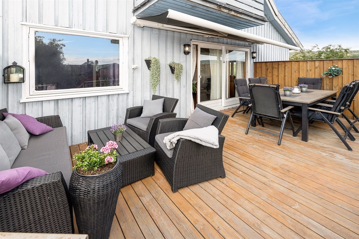 Terrassen måler ca. 22 kvm og er utstyrt med levegger som skjermer for innsyn. Galleribilde