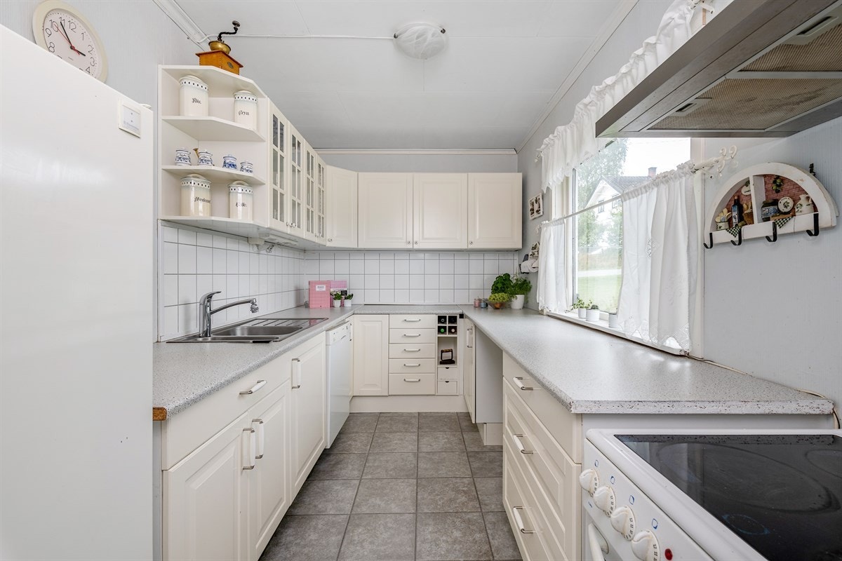 Kjøkkenet har en pen og praktisk Ikea-innredning fra 2009. Innredningen har hvite, profilerte fronter, flere vitrineskap og mye lagringsplass. Galleribilde