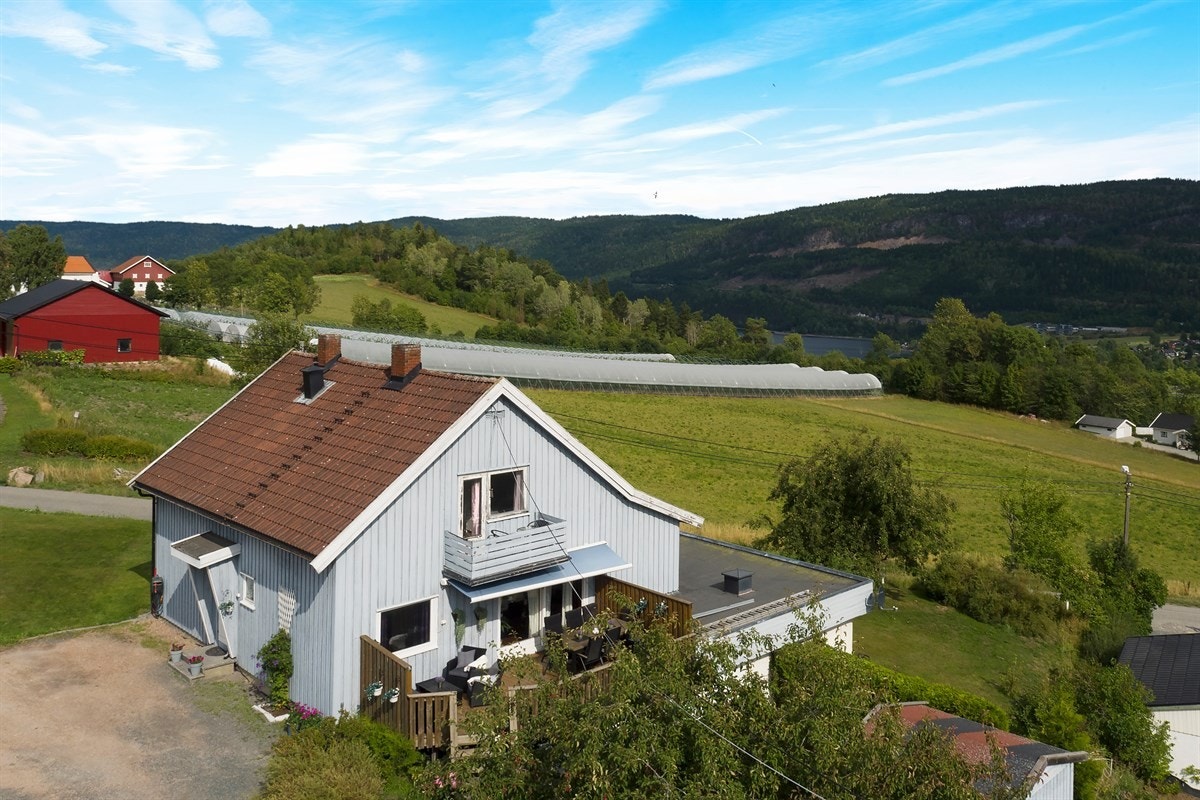 Det er drøye 2 km til idylliske Svangstrand ved Holsfjorden. Galleribilde