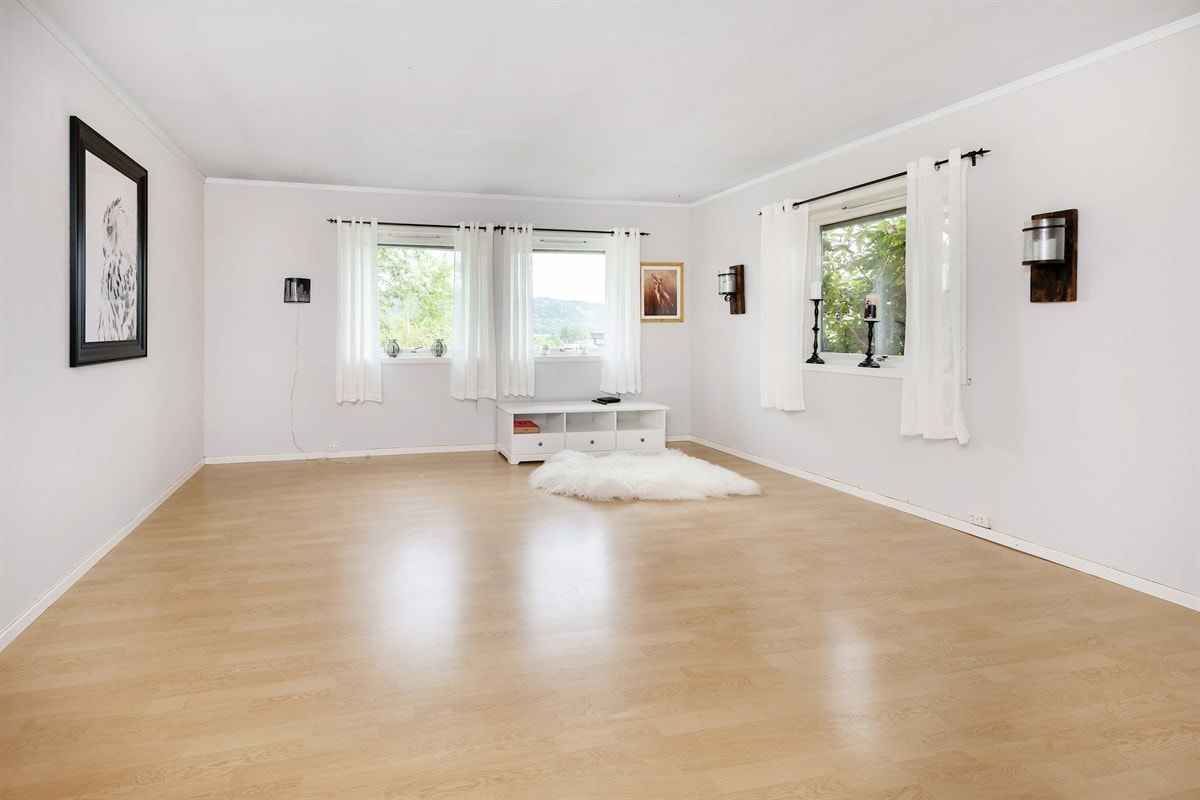 Stuen er luftig og innbydende, med rikelig lysinnslipp. Galleribilde