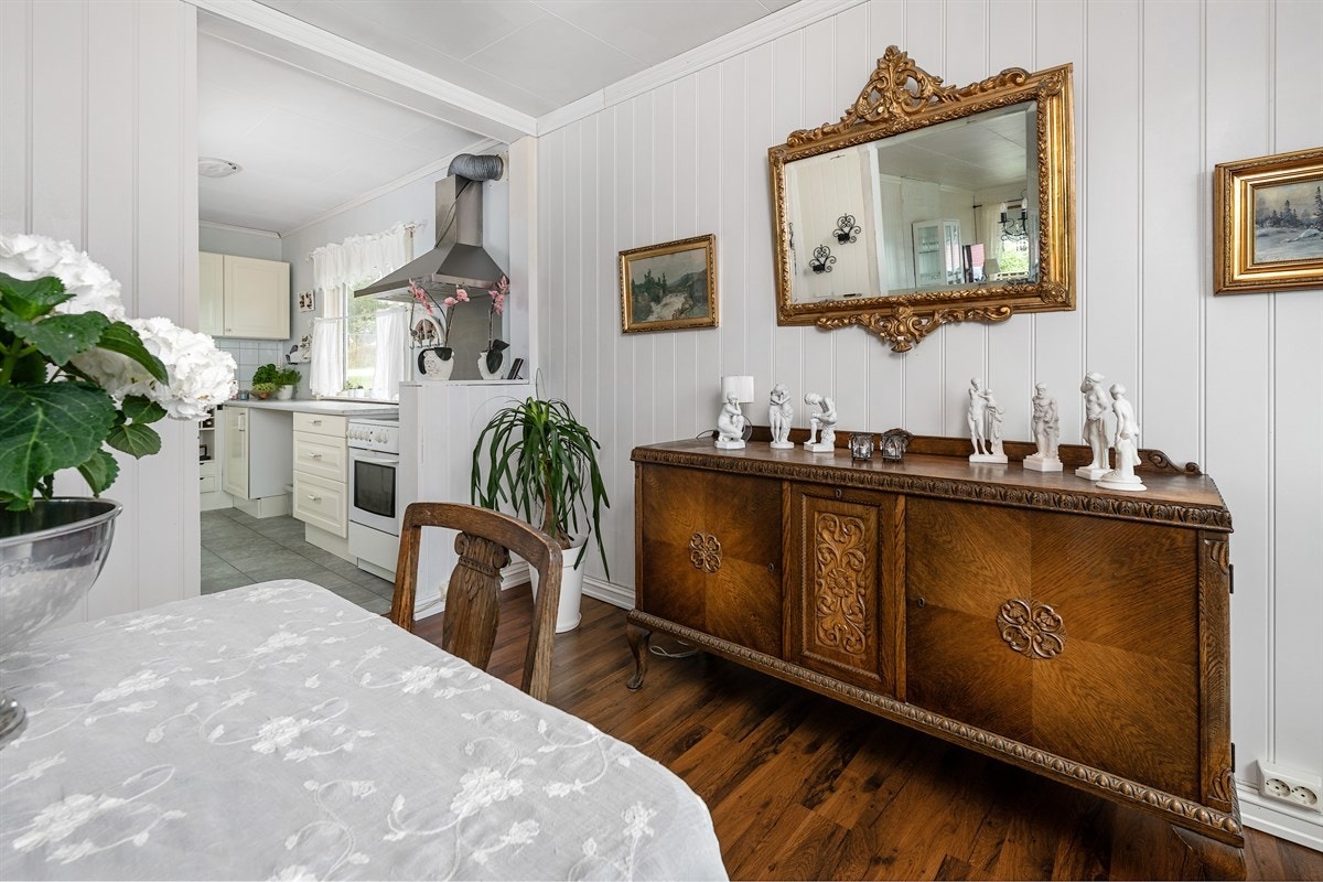 Boligen har elektrisk oppvarming med stedvise panelovner og varmekabler på badet i underetasjen. Ventilasjonen er naturlig. Galleribilde